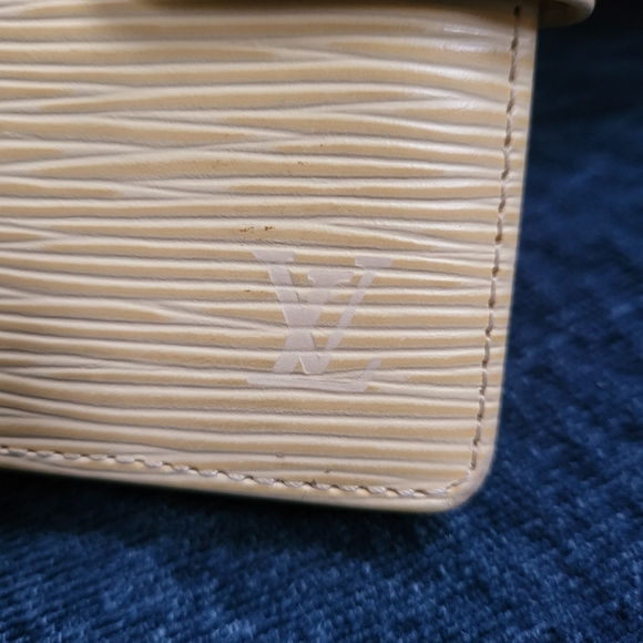 Louis Vuitton Epi Leather Porte Billets Bifold Wallet in Vanilla - Picture 2 of 16